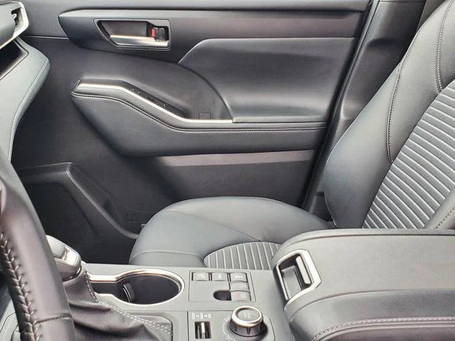 2025 Toyota Highlander - Image 39