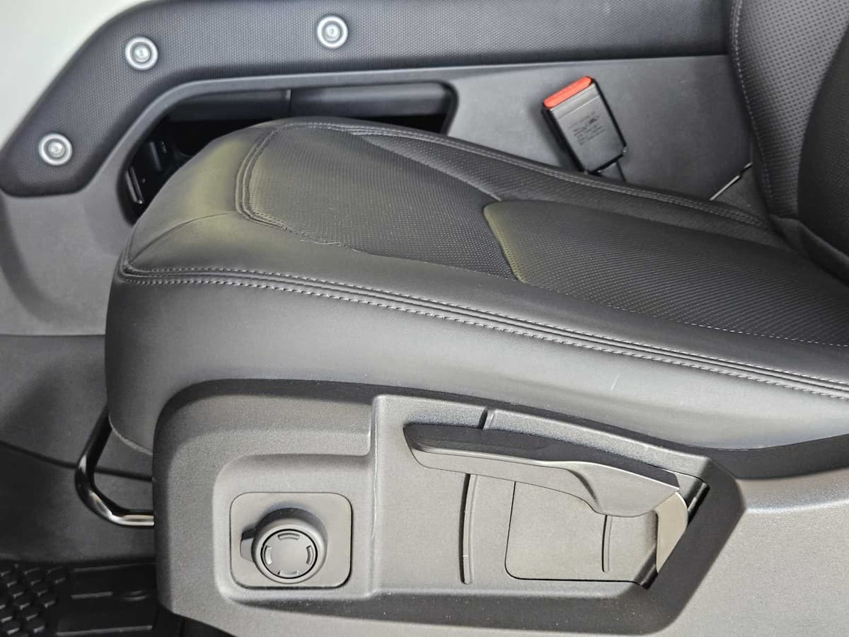 2025 Land Rover Defender - Image 22