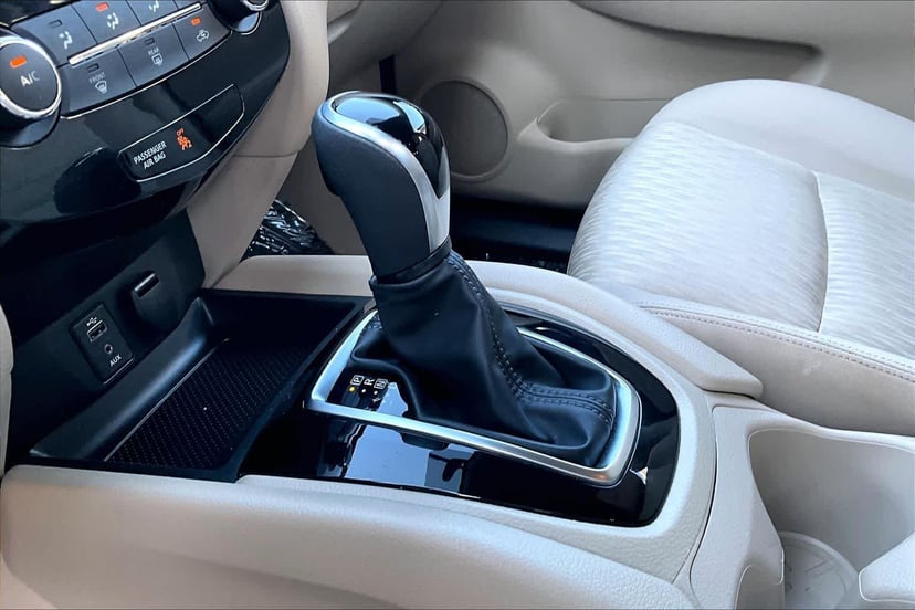 2017 Nissan Rogue - Image 16