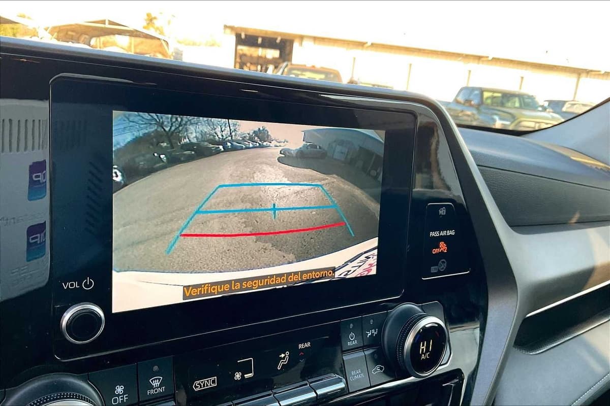 2023 Toyota Highlander - Image 25