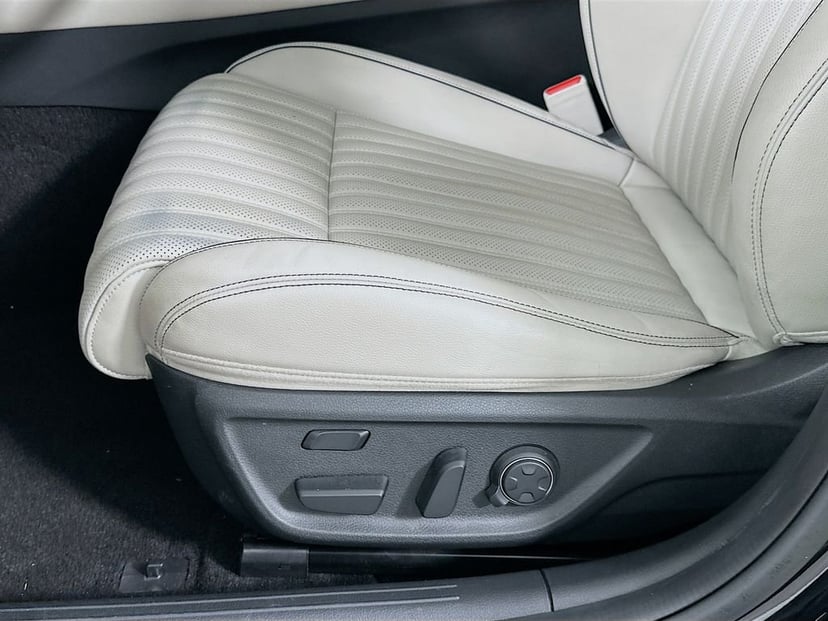 2023 Genesis G70 - Image 20
