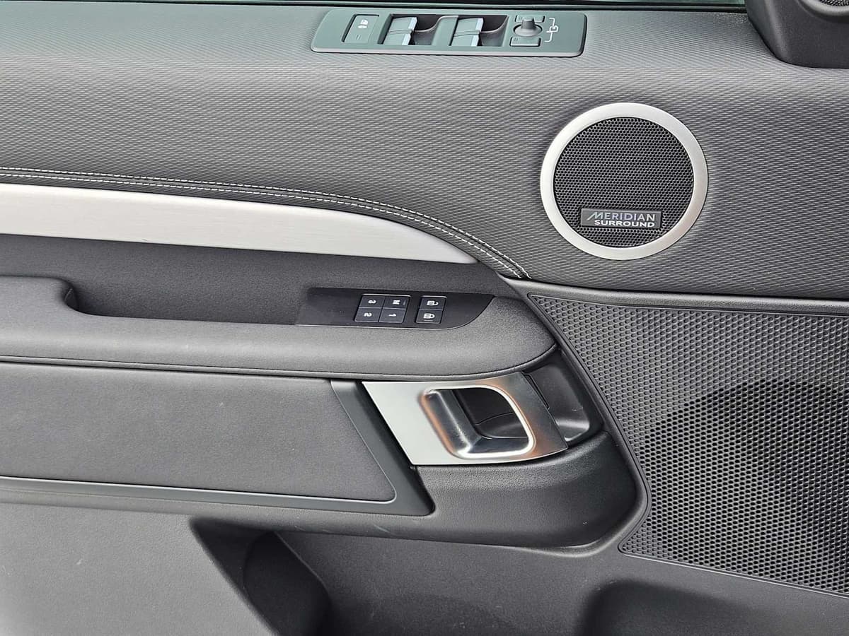 2025 Land Rover Discovery - Image 21