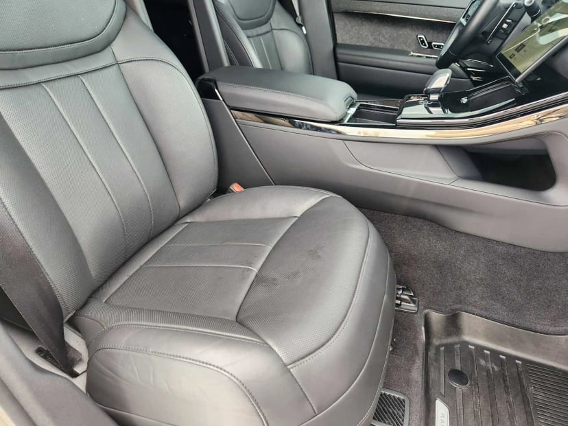 2025 Land Rover Range Rover Sport - Image 13