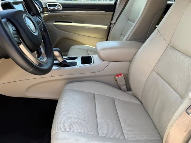 2017 Jeep Grand Cherokee - Image 8