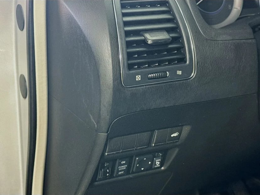 2012 INFINITI QX56 - Image 11