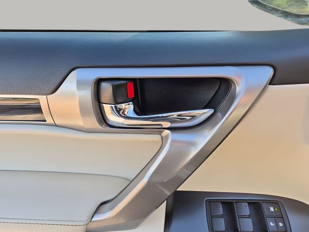 2023 Lexus GX - Image 28