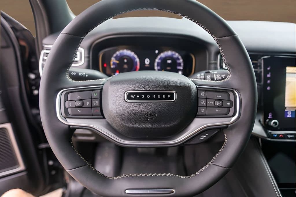 2023 Jeep Wagoneer - Image 12