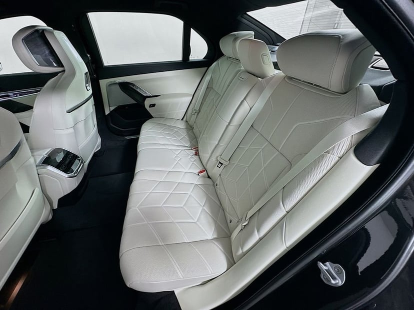 2025 BMW i7 - Image 17