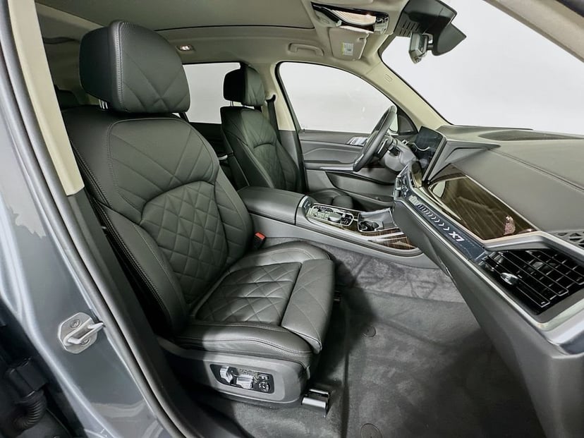 2024 BMW X7 - Image 30