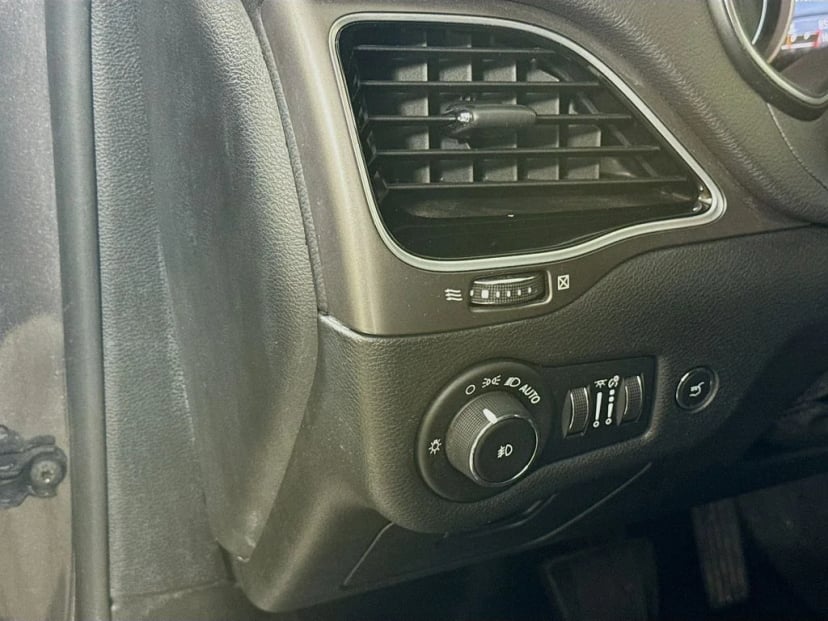 2019 Jeep Cherokee - Image 6