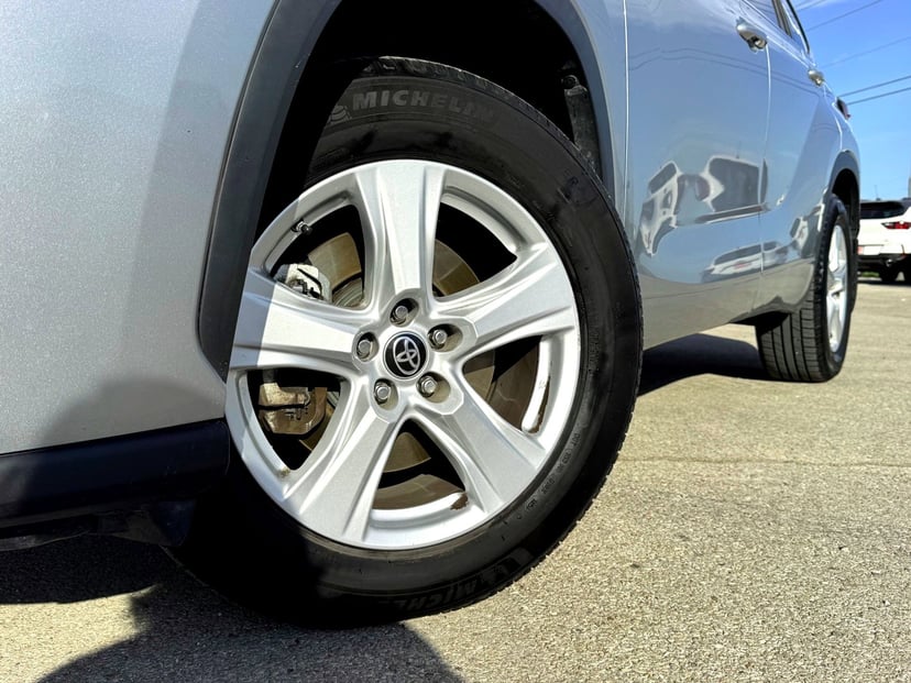 2022 Toyota Highlander - Image 2