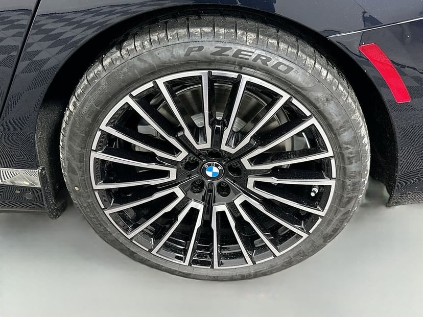 2025 BMW i7 - Image 23