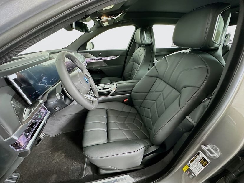 2025 BMW i7 - Image 16