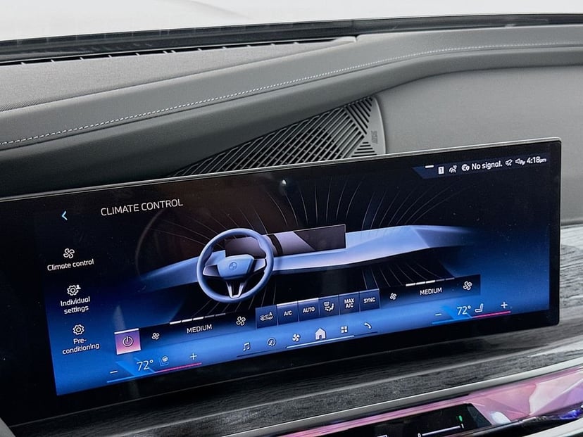 2025 BMW i7 - Image 14
