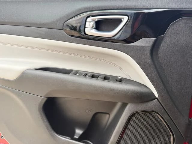 2025 Jeep Compass - Image 23