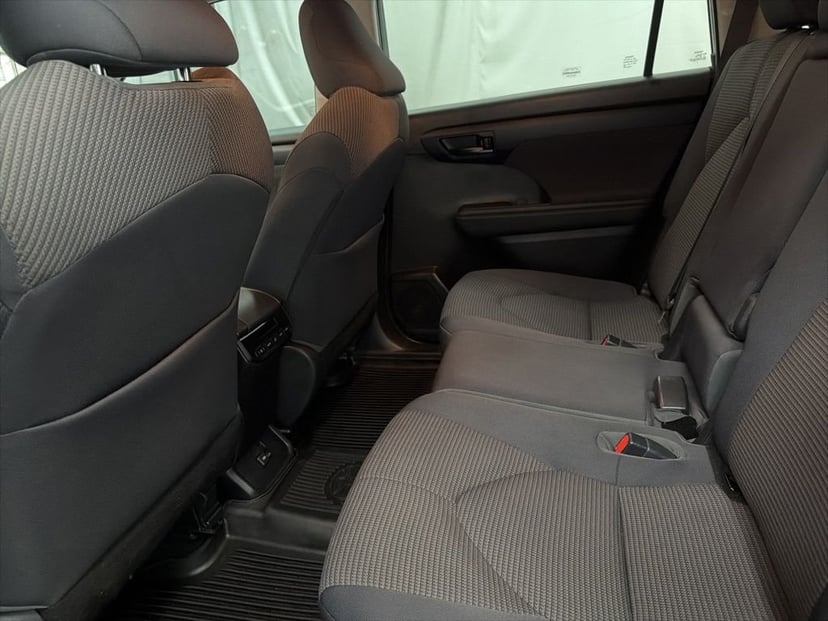 2022 Toyota Highlander - Image 21
