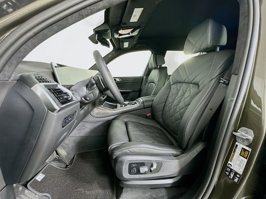 2025 BMW X7 - Image 16