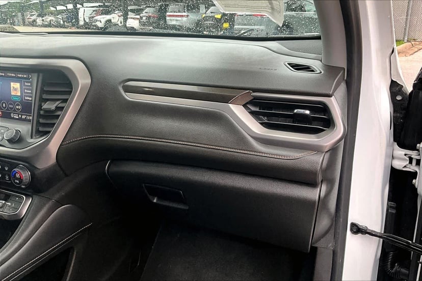 2023 GMC Acadia - Image 18