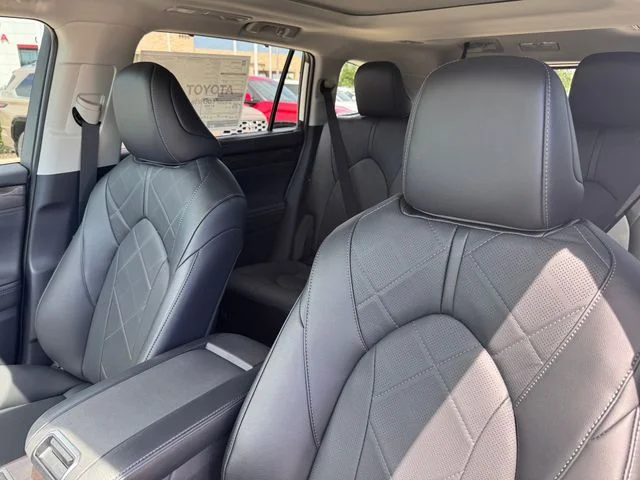 2026 Toyota Highlander Hybrid - Image 11