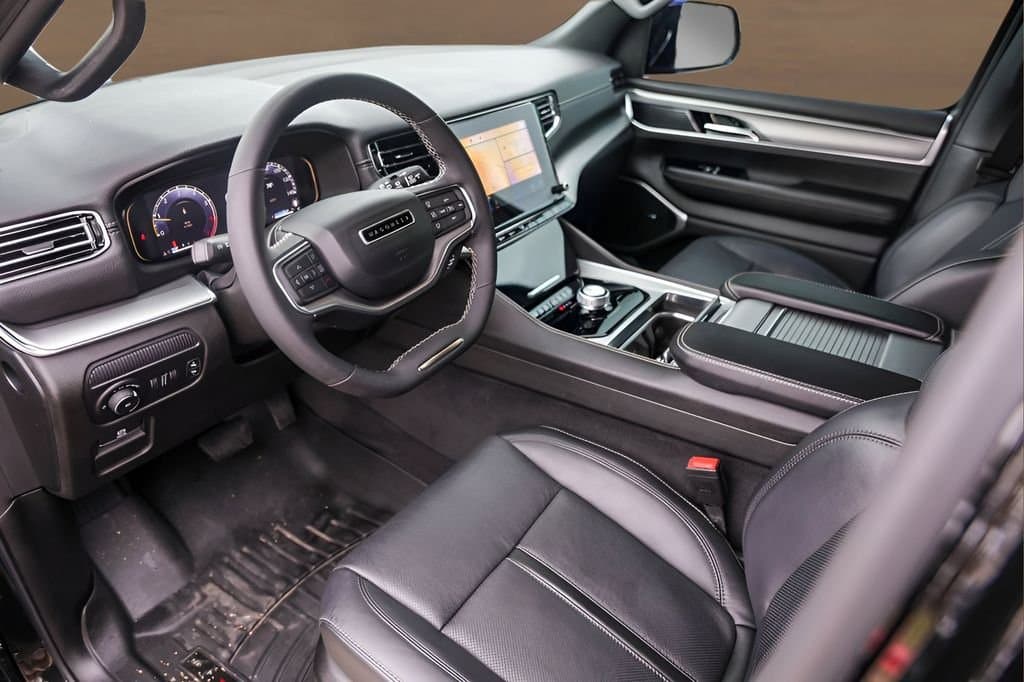 2023 Jeep Wagoneer - Image 10