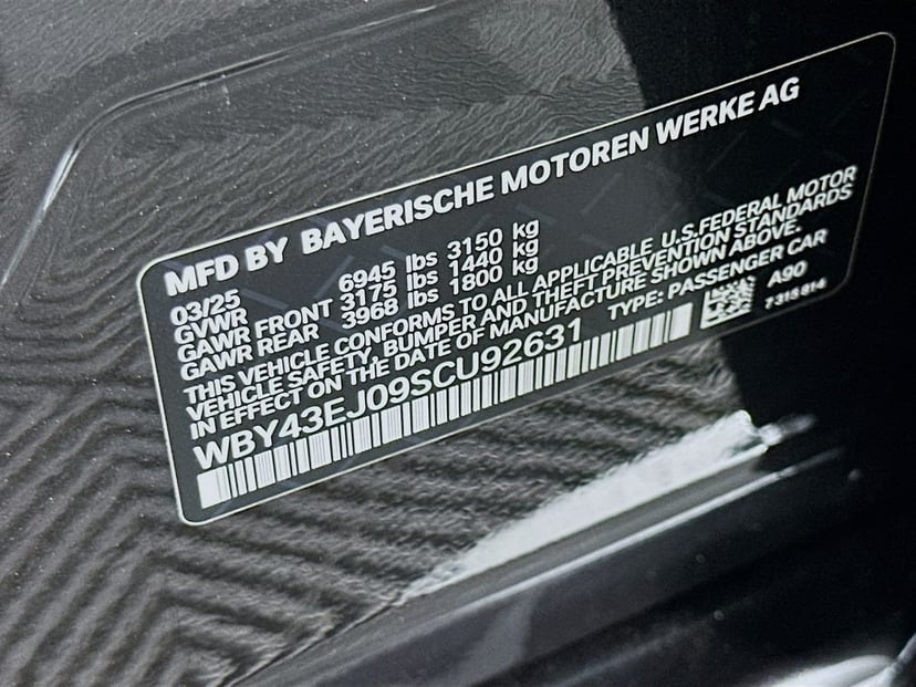 2025 BMW i7 - Image 24