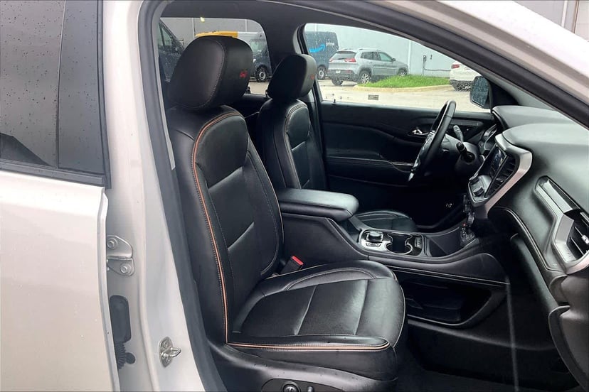 2023 GMC Acadia - Image 9