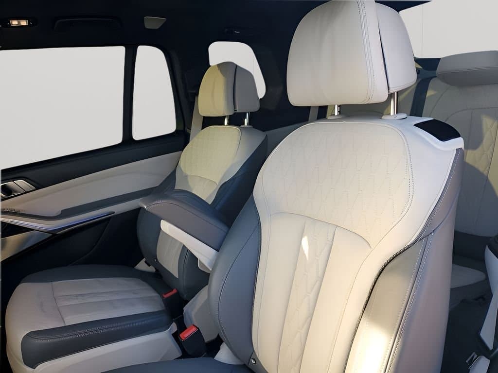 2023 BMW X7 - Image 19