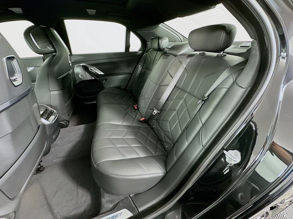 2025 BMW 7 Series - Image 24
