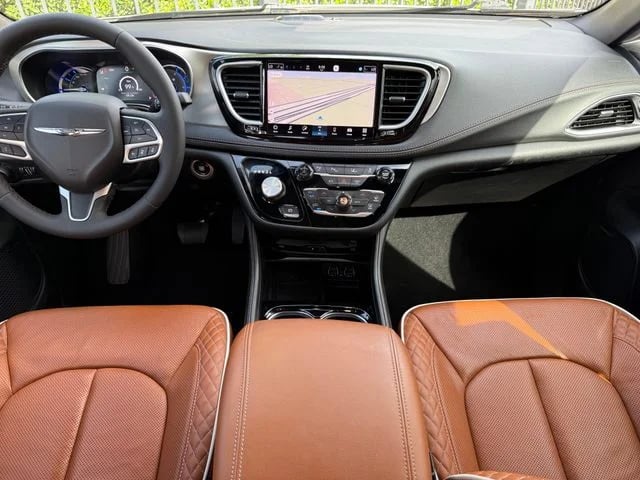 2024 Chrysler Pacifica Hybrid - Image 18