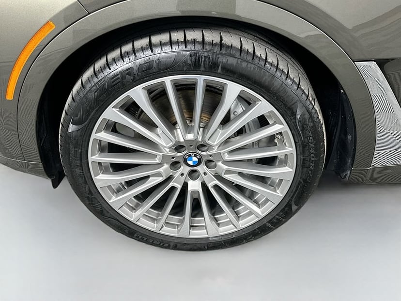 2025 BMW X7 - Image 33