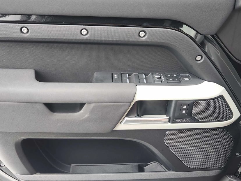 2022 Land Rover Defender - Image 23