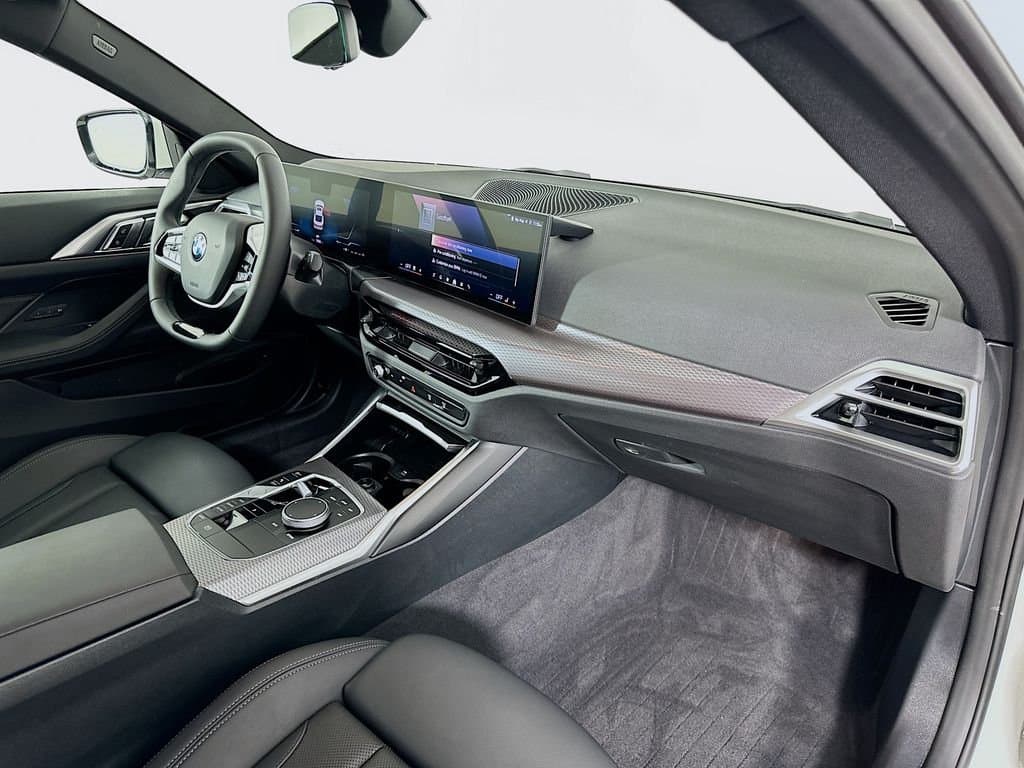 2025 BMW 4 Series - Image 30