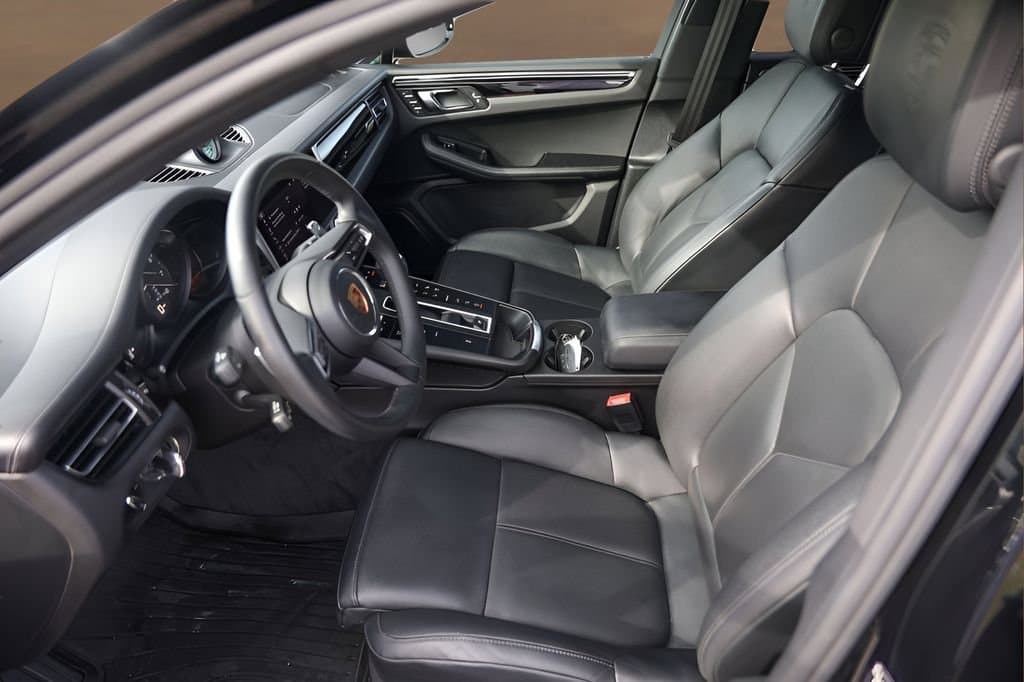 2025 Porsche Macan - Image 9