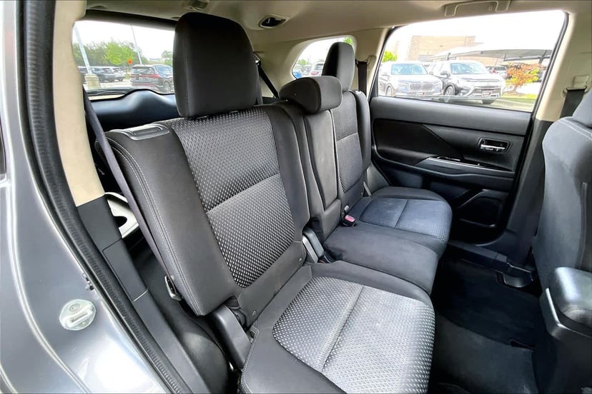 2017 Mitsubishi Outlander - Image 20