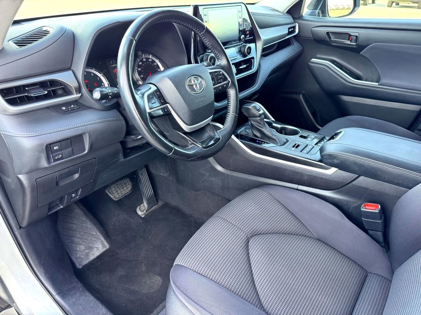 2022 Toyota Highlander - Image 11