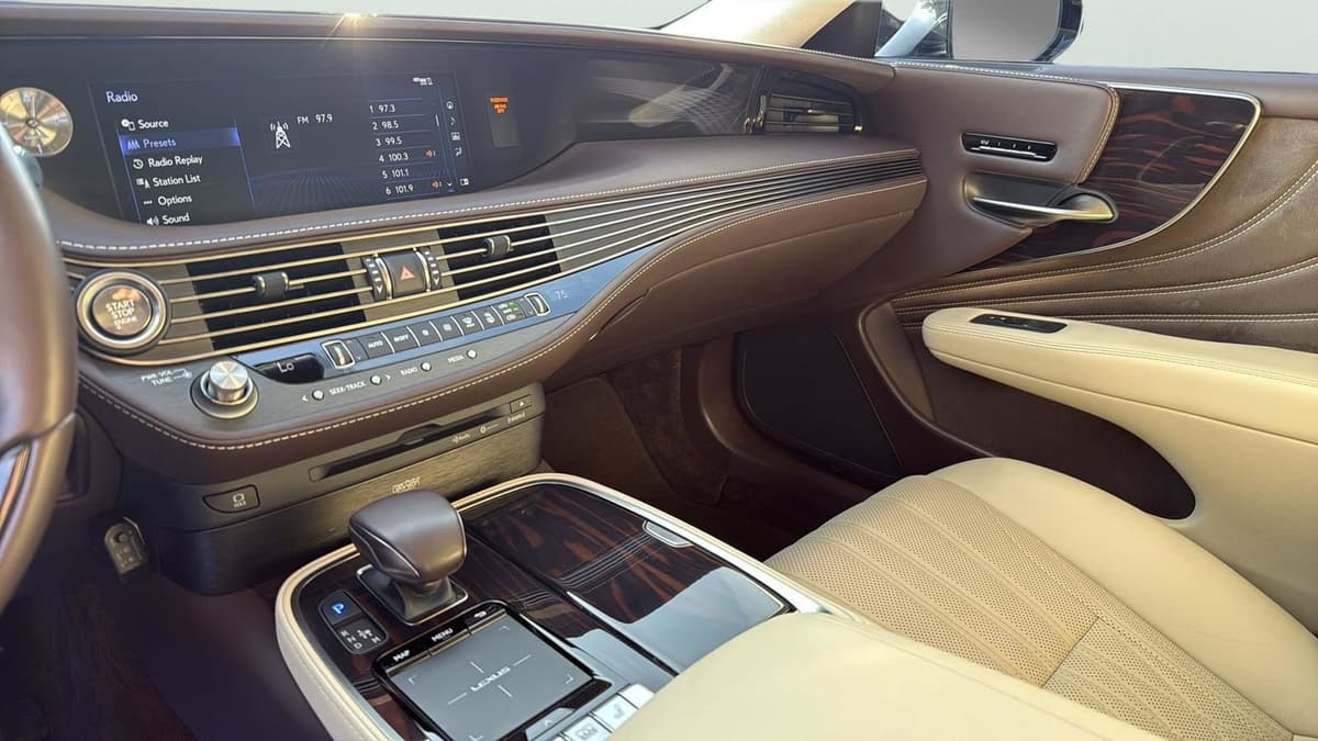 2018 Lexus LS - Image 20