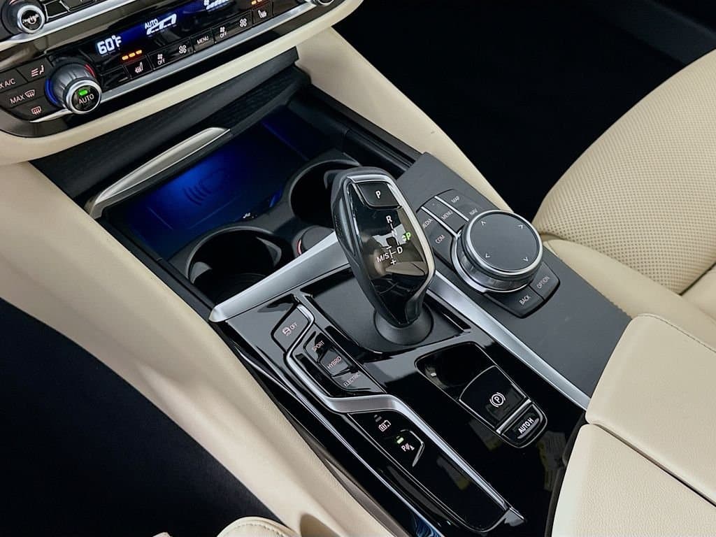 2023 BMW 5 Series - Image 17