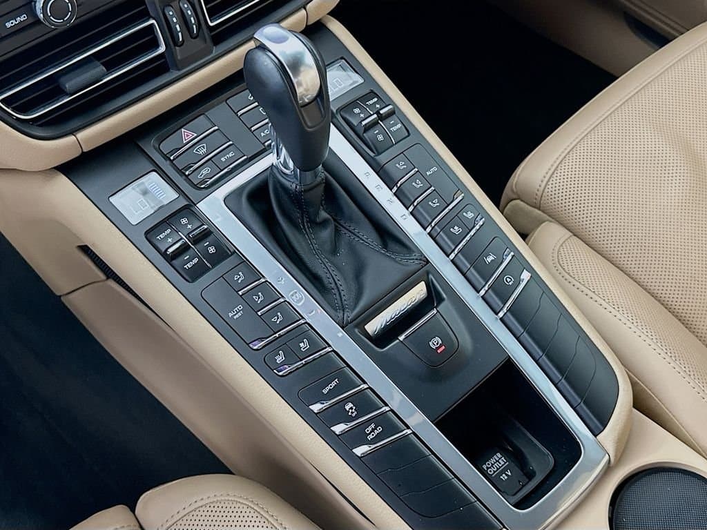 2020 Porsche Macan - Image 17
