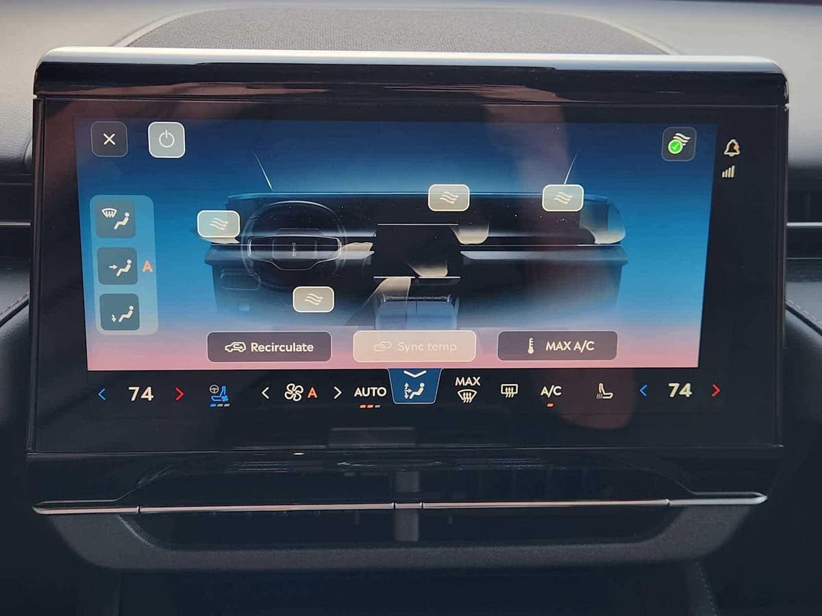 2025 Lincoln Nautilus - Image 16