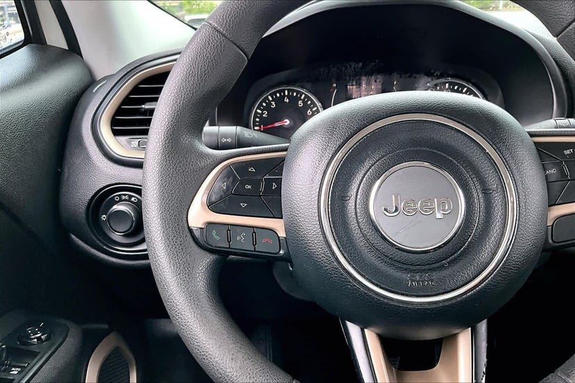 2017 Jeep Renegade - Image 24
