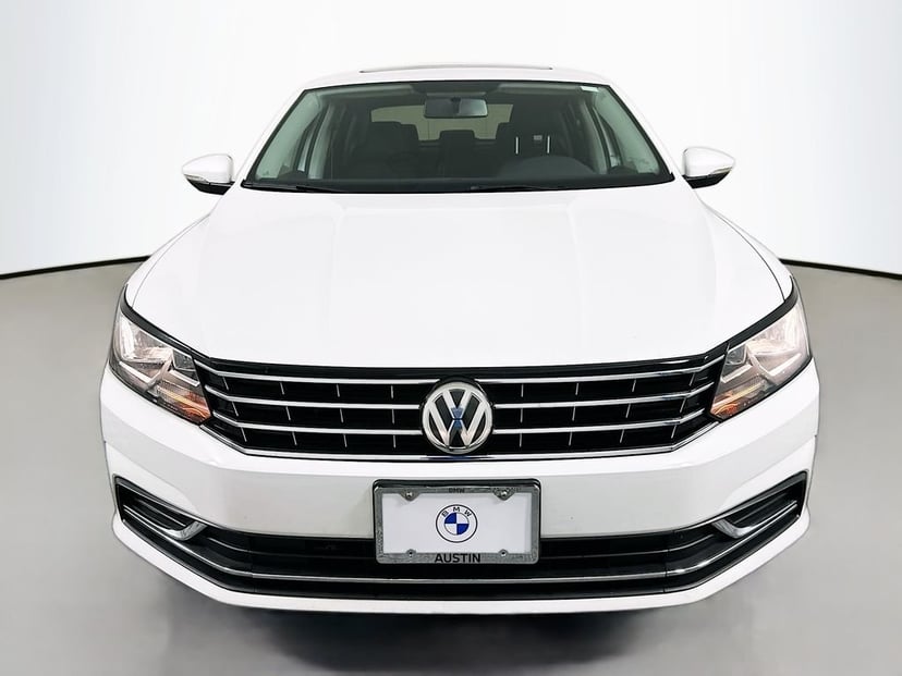 2017 Volkswagen Passat - Image 2