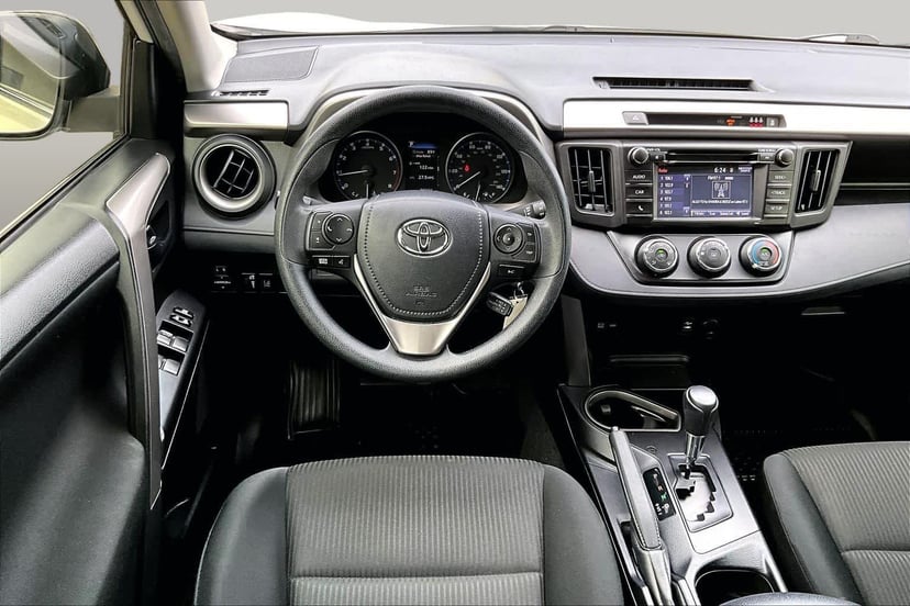 2017 Toyota RAV4 - Image 6