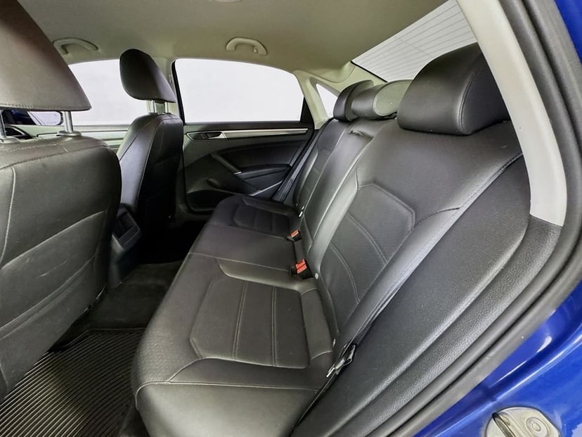 2017 Volkswagen Passat - Image 29