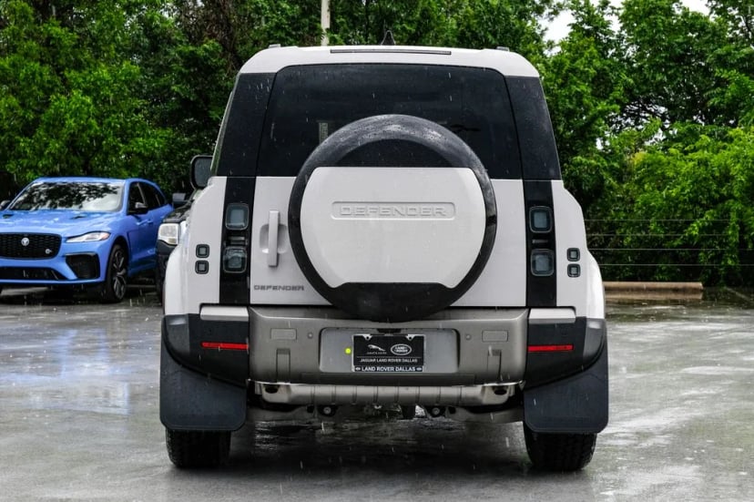 2026 Land Rover Defender 110 - Image 6