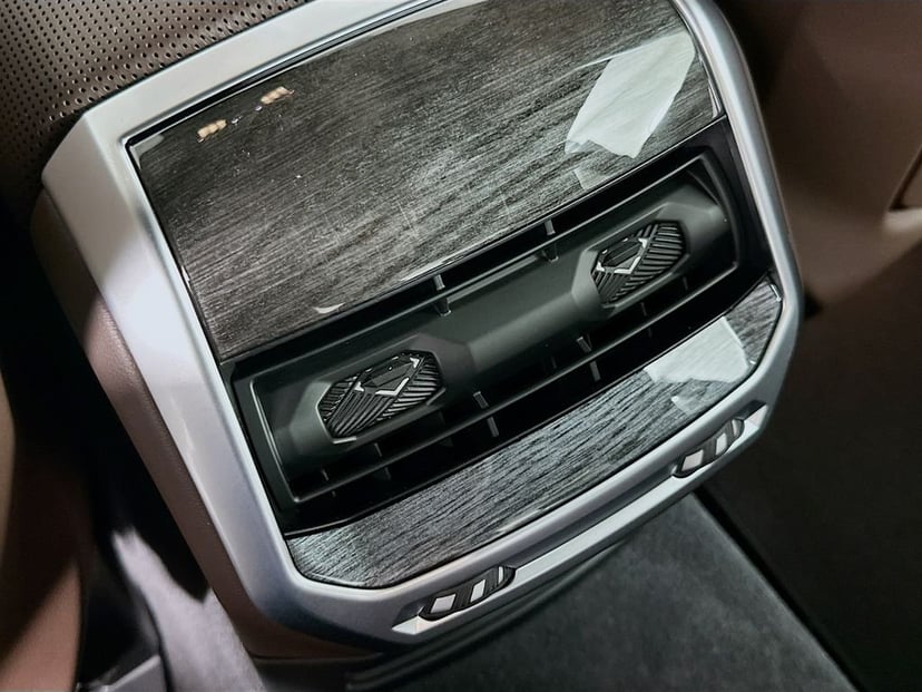 2025 BMW i7 - Image 18