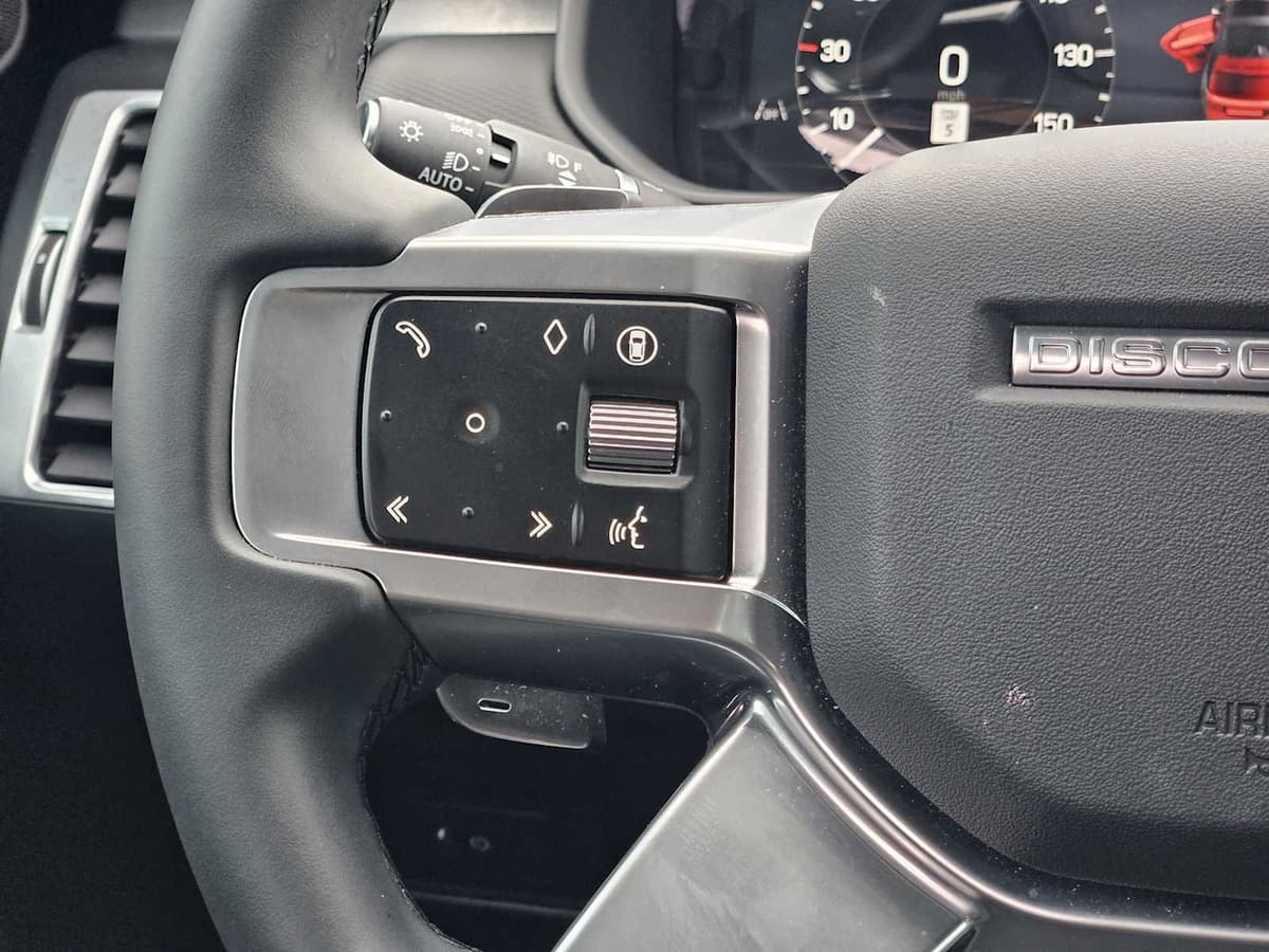 2025 Land Rover Discovery - Image 28