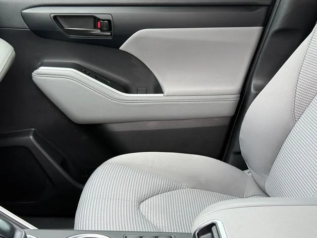 2023 Toyota Highlander - Image 9