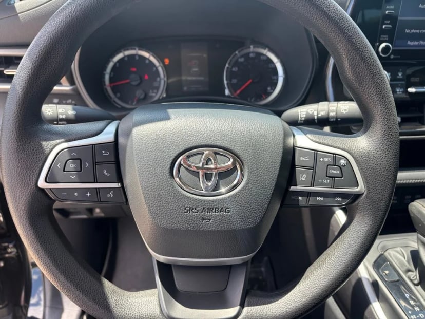 2022 Toyota Highlander - Image 11