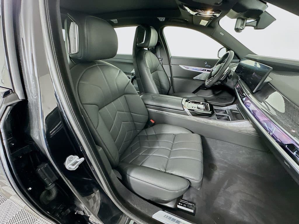 2025 BMW 7 Series - Image 28