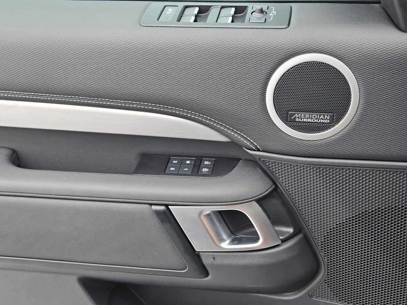 2025 Land Rover Discovery - Image 21
